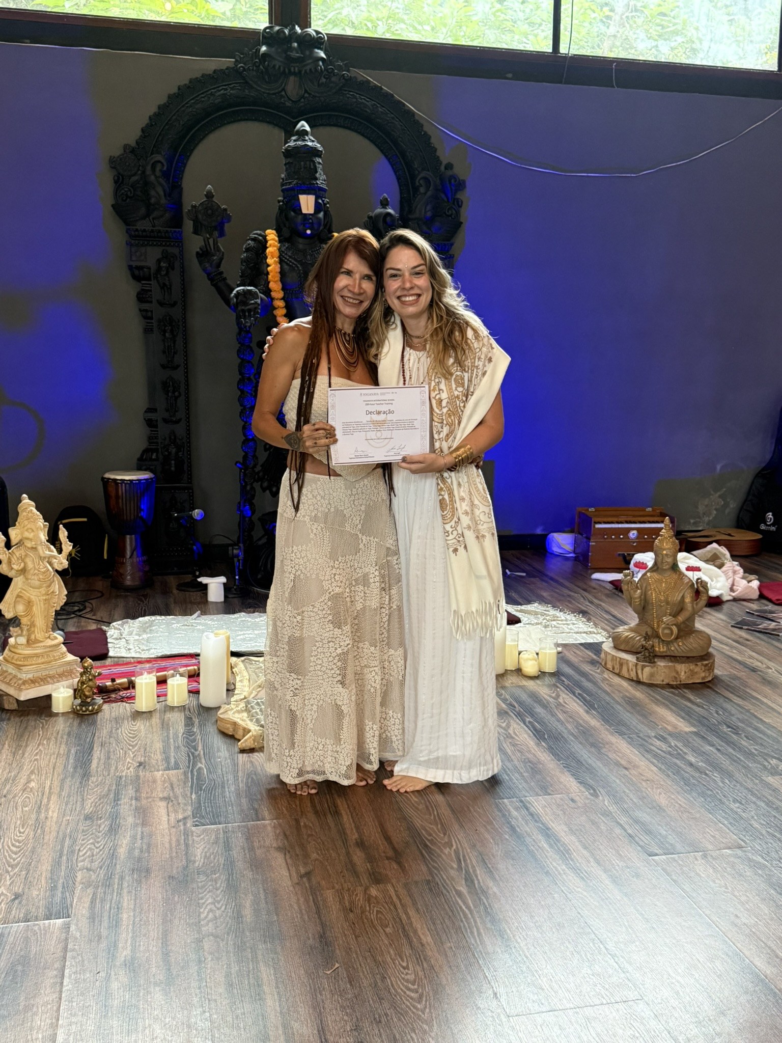 Natasha em sua formação na Yoganaya, segurando seu certificado