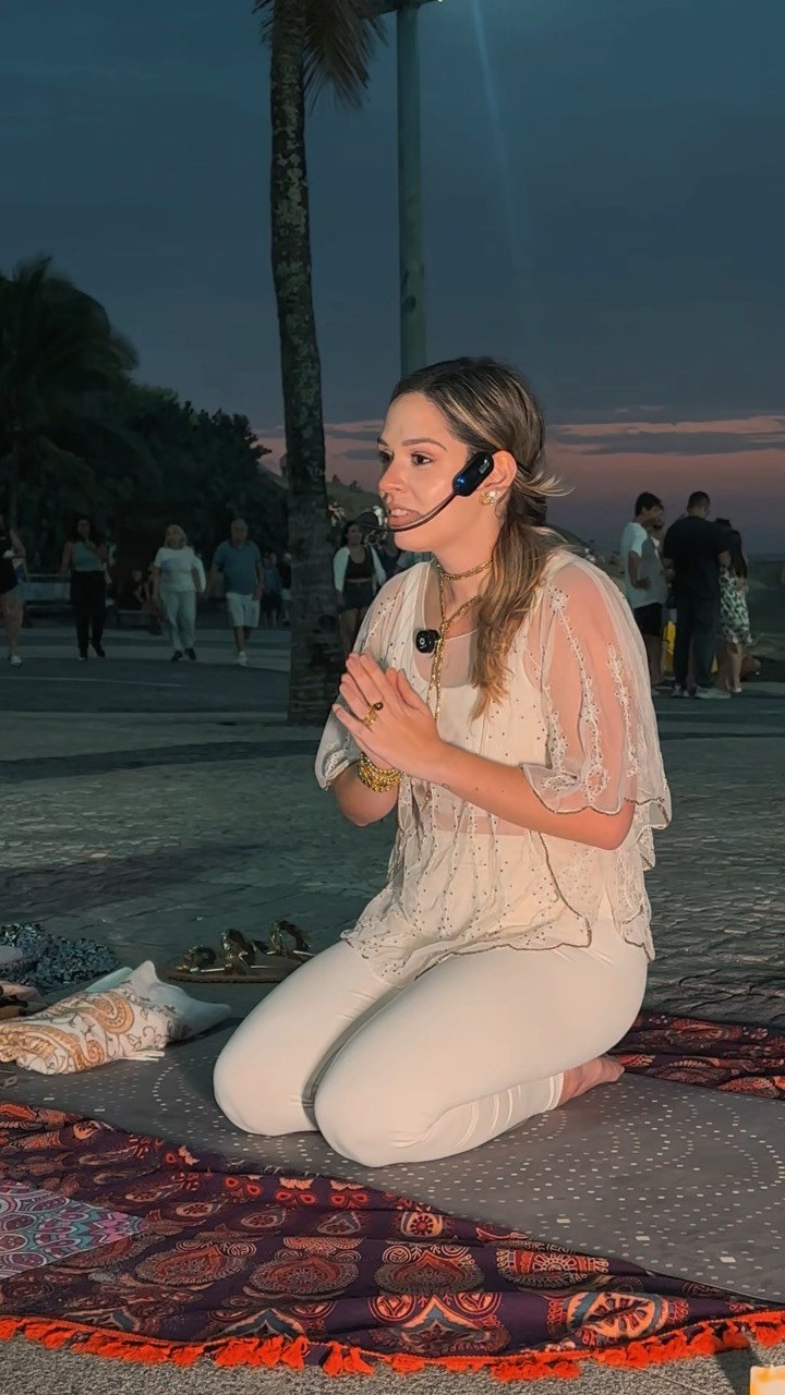 Natasha em prece no Maha Karma